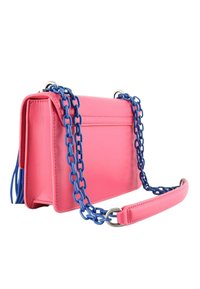 Roze leren handtas met blauwe kettinghengsels, rechthoekige vorm, vlakke voorkant en een slank profiel. Heeft een zak aan de voorkant.