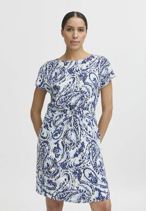 Vestido de manga corta con un patrón de paisley azul sobre un fondo claro, cintura ceñida con un detalle de lazo, hecho de tela ligera.