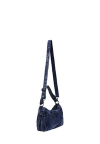 Sakwa crossbody z denimu w ciemnoniebieskim kolorze o teksturowym wykończeniu. Posiada regulowany pasek, kieszenie zapinane na zamek oraz akcenty z srebrnego metalu.