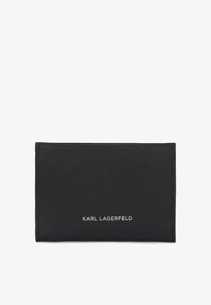 Zwarte leren kaarthouder met een gestructureerd oppervlak en een in zilver gegraveerd "KARL LAGERFELD" logo. Slank rechthoekig ontwerp, minimalistische stijl.