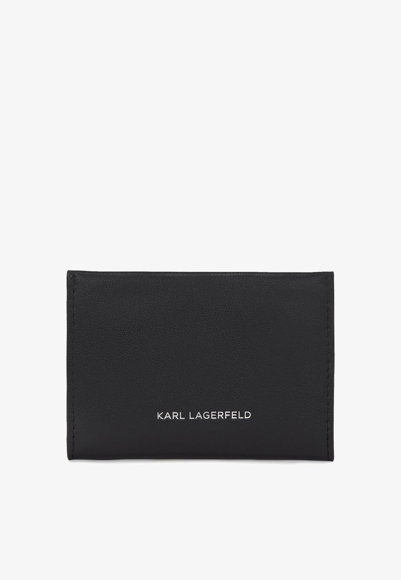Sort læder kortholder med en tekstureret overflade og præget "KARL LAGERFELD" logo i sølv. Slankt rektangulært design, minimalistisk stil.
