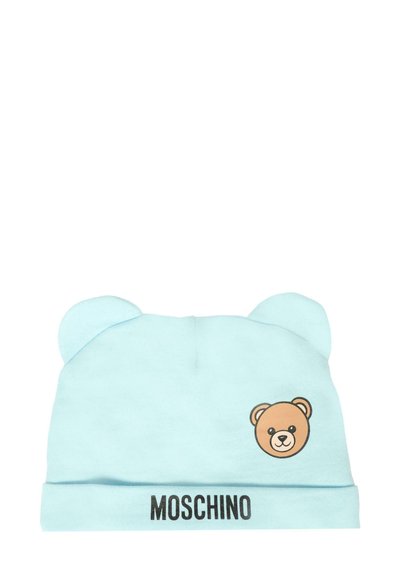 Beanie in cotone turchese con orecchie da orso, con una grafica di un orso marrone sul davanti e il logo "MOSCHINO" sul bordo.