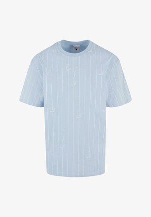 Helehelesin blue lühikeste varrukatega T-särk, millel on vertikaalne triibumuster diskreetsete valgete aktsentidega. Valmistatud pehmest kangast ja ümarast kaelusest.