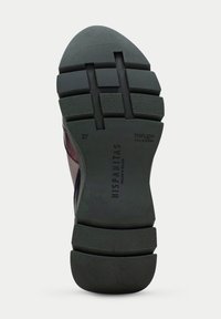 Musta kumi kengän pohja, jossa on teksturoitu pinta, kantapään korostukset ja etiketti, jossa lukee "HISPANITAS Made in Spain" ja "TRIFLOW GEL SYSTEM." Koko 37.