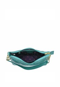 Turquoise leren handtas met een ritssluiting; het interieur heeft een paarse voering met bloemenpatronen, bevat gouden hardware en een verstelbare schouderband.