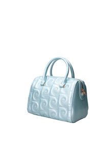 Borsa a mano azzurro chiaro in pelle texturizzata con motivo a spirale trapuntato, manici arrotondati e chiusura con zip con rifiniture dorate.