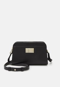 Borsa a tracolla in pelle nera con una finitura testurizzata, dotata di una chiusura in metallo dorato e di una tracolla rimovibile.
