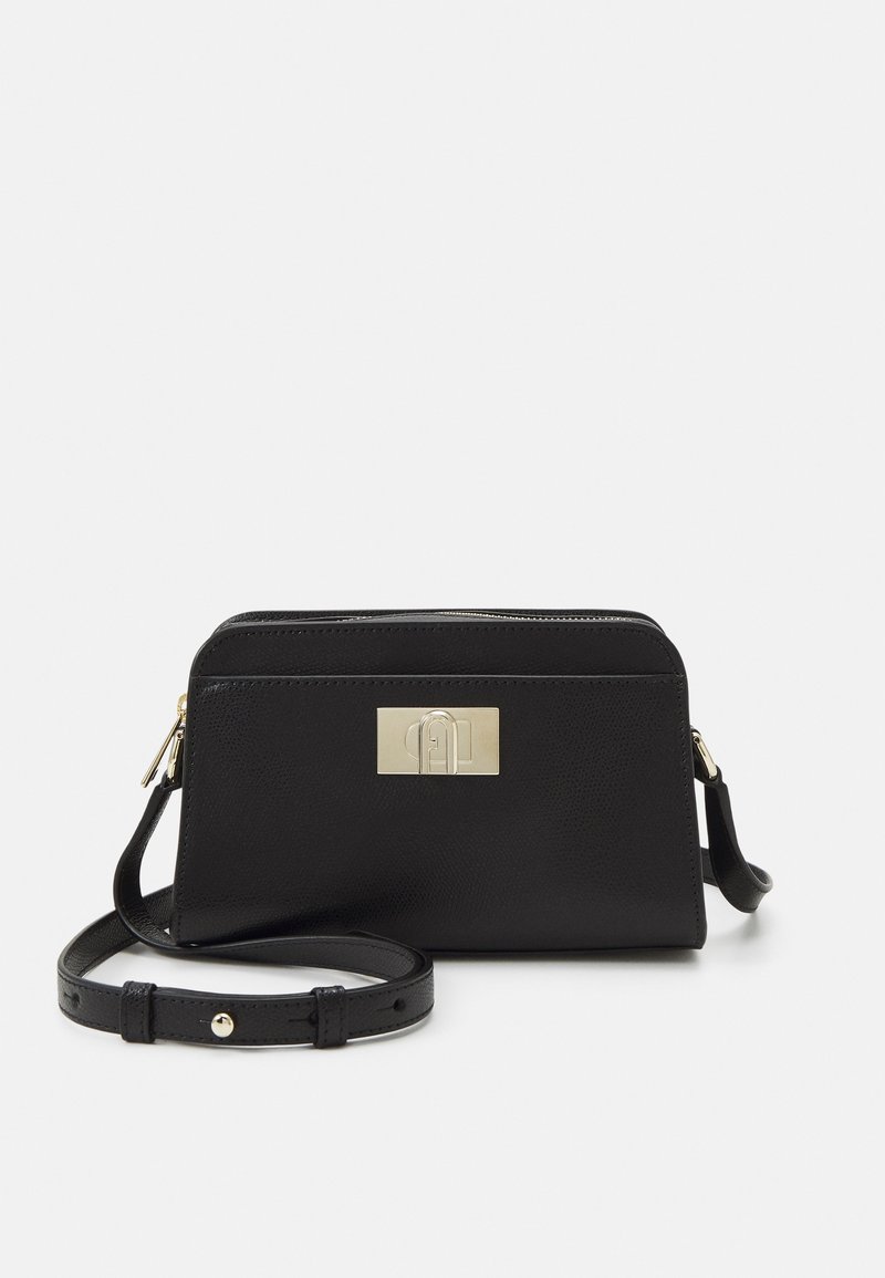 Borsa a tracolla in pelle nera con una finitura testurizzata, dotata di una chiusura in metallo dorato e di una tracolla rimovibile.
