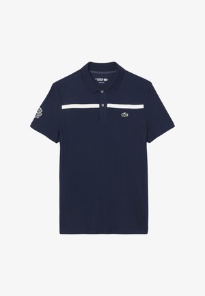 Polo shirt a righe blu navy con strisce bianche e logo di un coccodrillo verde. Presenta un colletto e maniche corte.