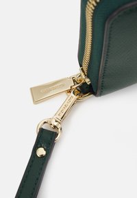 MICHAEL Michael Kors JET SET TRAVEL CONTINENTAL - Denarnica - bosco