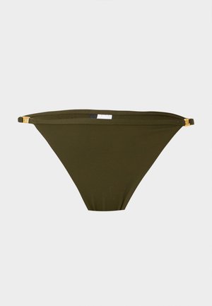Olivgrüner Bikini-Slip mit goldfarbenen Seitenverschlüssen und einem einfachen, glatten Stoffdesign vor einfarbigem Hintergrund.