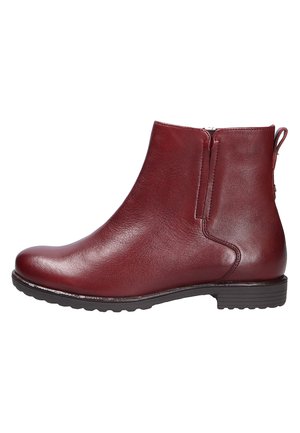 Bottines en cuir bordeaux avec bout arrondi, fermeture éclair latérale et semelle en caoutchouc texturée basse pour une traction. Caractéristiques de couture minimale.