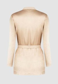 Accappatoio beige a maniche lunghe con una texture liscia, dotato di cintura in vita e con una sottile lucentezza, progettato per una vestibilità comoda.