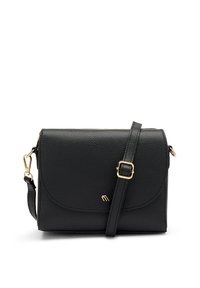 Borsa a tracolla in pelle nera con texture a ciottoli, chiusura con patta, tracolla regolabile, ferramenta color oro e un sottile accento con logo.