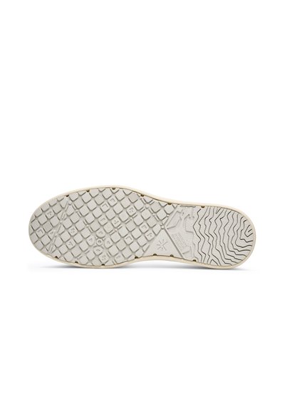 Suela de zapato con una banda de rodadura con patrón que presenta cuadros texturizados, líneas onduladas en el talón y un pequeño logo en relieve cerca del área del arco.