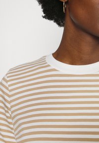 Selected Femme T-shirt estampada - tannin