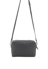 Woven graues Leder-Crossbody-Tasche mit verstellbarem Tragegurt, Reißverschluss und subtiler Textur, etwa 25 cm breit.