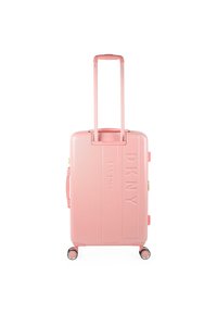 Maleta rígida rosa con el logo DKNY en relieve, dos ruedas y un mango retráctil. Textura suave y diseño rectangular aerodinámico.