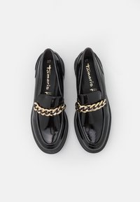 Černé lesklé kožené mokasíny s robustním zlatým řetězem na nártu. Navrženy s kulatou špičkou a silnou podrážkou, velikost 37.