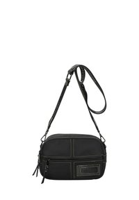 Bolso bandolera negro fabricado en tela con costuras amarillas en contraste. Presenta un cierre de cremallera, una correa ajustable y un parche con el logo en la parte frontal.