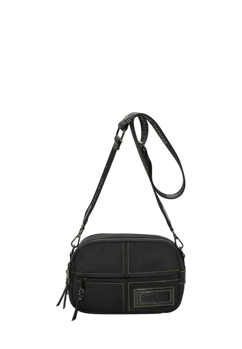 Bolso bandolera negro fabricado en tela con costuras amarillas en contraste. Presenta un cierre de cremallera, una correa ajustable y un parche con el logo en la parte frontal.