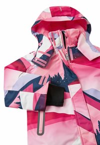 Multifarvet skijakke med et design i pink, lilla og marineblå. Lavet af glat, vejrbestandigt materiale med hætte og justerbare manchetter.