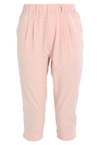 Pantalon court rose clair avec une taille élastique, un devant plissé et une texture de tissu lisse. Sans poches ni détails matériels visibles.