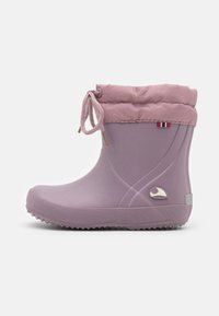 Botas de lluvia de goma moradas con una suela texturizada, puño de tela y cierre de cordón. Presenta un logo y acentos de color contrastante.