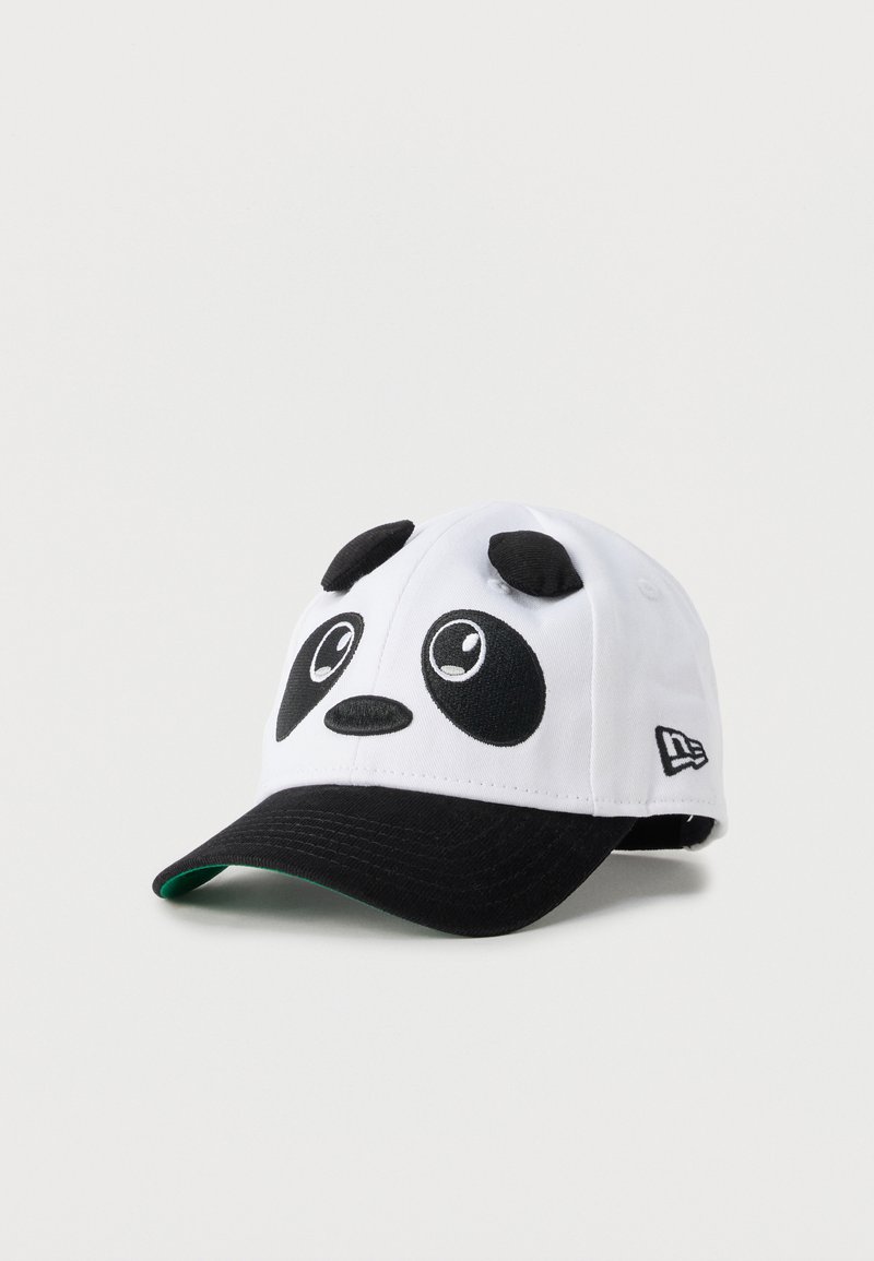 Λευκό και μαύρο καπέλο μπέιζμπολ με κεντημένο πρόσωπο πάντα, τρισδιάστατα αυτιά και καμπυλωτό μαύρο γείσο σε απλό φόντο.