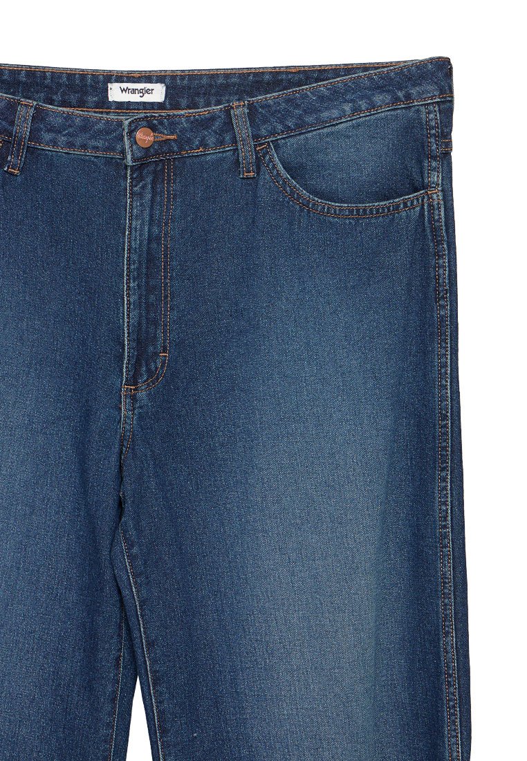 Niebieskie dżinsy Wrangler o klasycznym kroju, z pomarańczowymi przeszyciami, zapięciem na guzik i przednimi kieszeniami. Gładka faktura i wytrzymały materiał.