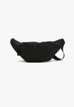 Zwarte heuptas gemaakt van duurzaam stof, met een ritssluiting vak, verstelbare band en een gestructureerd oppervlak met een logodetail.