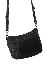 Borsa a tracolla nera realizzata in tessuto resistente, dotata di un ampio scomparto con zip, tasca frontale con zip, tracolla regolabile e design elegante.