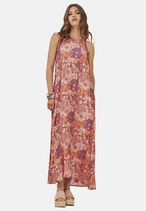 Vestido maxi con un estampado floral en tonos naranjas y morados. Confeccionado en una tela ligera, presenta un corte holgado y un diseño sin mangas.