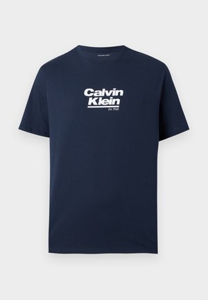 Marineblaues T-Shirt mit kurzen Ärmeln und weißem "Calvin Klein Est. 1968" Logo mittig auf der Brust, Rundhalsausschnitt.