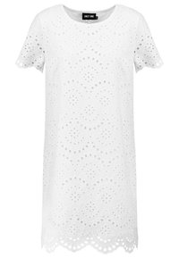 Robe blanche en coton avec manches courtes, présentant des motifs floraux découpés et un ourlet festonné. Col rond et coupe décontractée.