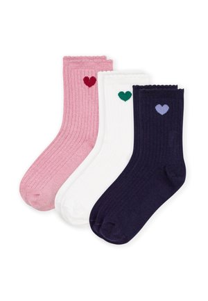 Drei Paar gerippte Socken in Pink, Weiß und Marineblau, jeweils mit einem kleinen Herz nahe der Oberseite in Rot, Grün und Lila.