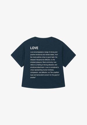 Tamsiai mėlynas trumpomis rankovėmis marškinėliai su baltu tekstu ant nugaros, įskaitant žodį „MEILĖ“ ir detalų meilės apibrėžimą po juo.