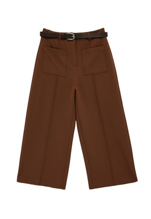 Pantalones marrones anchos y recortados con bolsillos delanteros de parche y cinturón negro con hebilla plateada, mostrados sobre un fondo blanco.