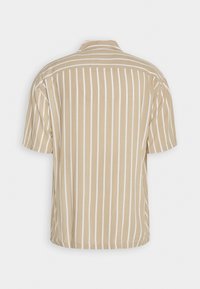 Camicia a maniche corte in beige chiaro con righe verticali bianche. Tessuto morbido, design con colletto e vestibilità rilassata.