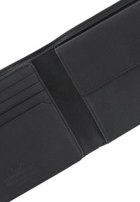 Portafoglio nero in pelle con texture liscia. Presenta molteplici scomparti per carte, un ampio scomparto e un logo impresso a rilievo.