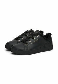 Sneakers neri in pelle sintetica con una fodera testurizzata, dotati di occhielli e lacci in tono oro e suola piatta in gomma.