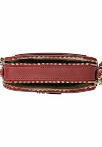 Rote Leder-Zip-Clutch mit zwei Fächern, silbernen Beschlägen und einer strukturierten Oberfläche, mit doppeltem Reißverschluss-Detail entlang der Kanten.