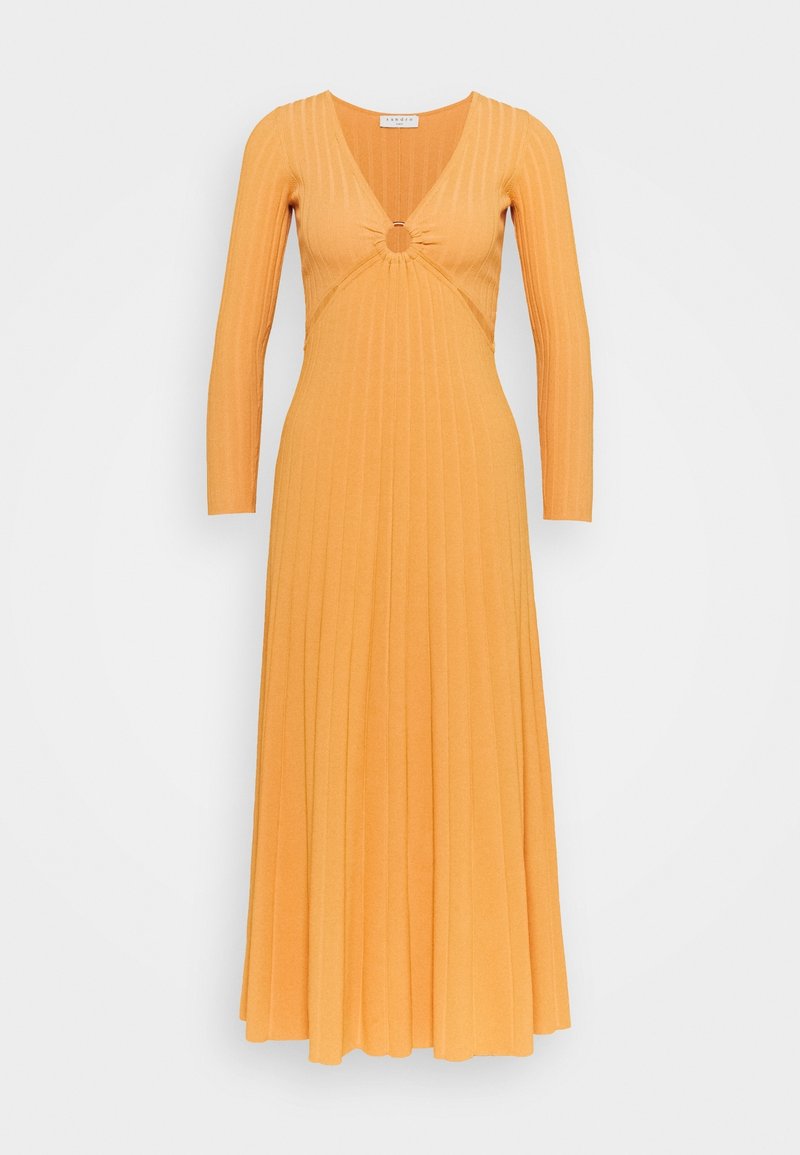 Robe midi en maille côtelée à manches longues, jaune moutarde, avec col en V et détail découpé circulaire sous la poitrine.
