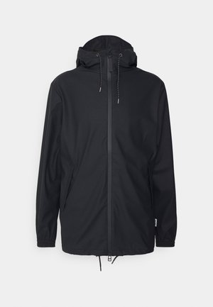 Chaqueta negra impermeable con capucha, cremallera frontal, puños elásticos, dobladillo con cordón y bolsillos laterales. Textura suave y diseño minimalista.