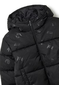 Doudoune noire avec une texture brillante et matelassée, comprenant une capuche et une fermeture éclair à l'avant. Inclut des accents à motifs subtils dans une teinte plus foncée.