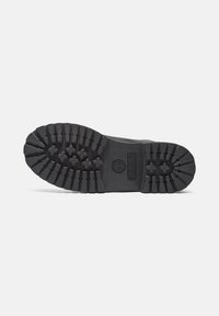 Suela de goma negra con profundos surcos, que muestra el logo de Timberland y un distintivo patrón en forma de estrella. Duradera y diseñada para ofrecer tracción.