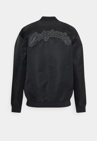 Černá bomber bunda s hladkým saténovým povrchem, s vyraženým nápisem „Originals“ na zádech, žebrovanými manžetami a pasem.