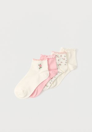 Cztery pary skarpetek do kostek z falbanami przy mankietach, w kolorze białym i różowym, z wzorami róż i kwiatów na jednolitym tle.