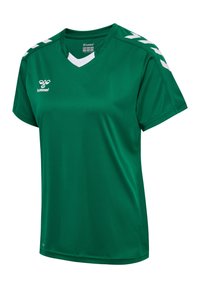 Maillot de sport vert fabriqué en tissu lisse et respirant. Il possède un col en V, des finitions blanches et des chevrons blancs sur les épaules.