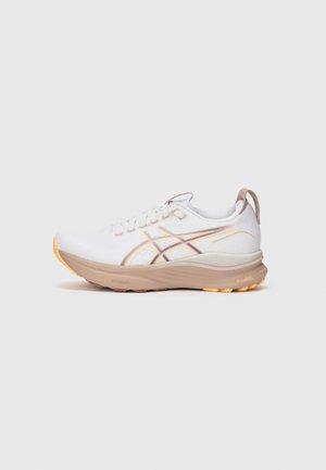 Weißer und beiger Sportschuh mit orangefarbenen Akzenten, Mesh-Obermaterial, Schnürdesign und gepolsterter Sohle mit der Aufschrift "PureGEL" auf einfachem Hintergrund.